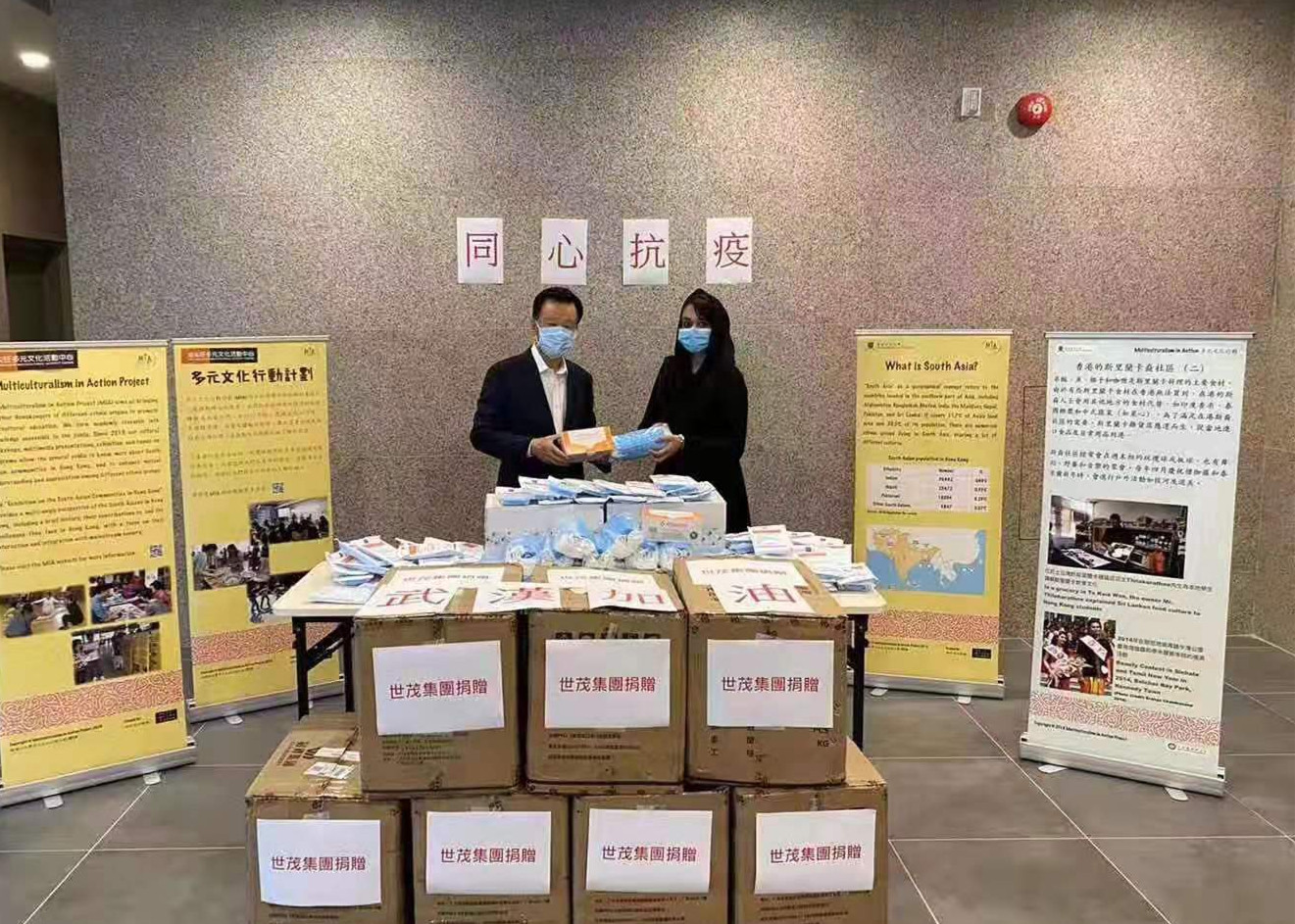 快讯：世茂集团主席许荣茂亲手将10万个口罩交给香港社区